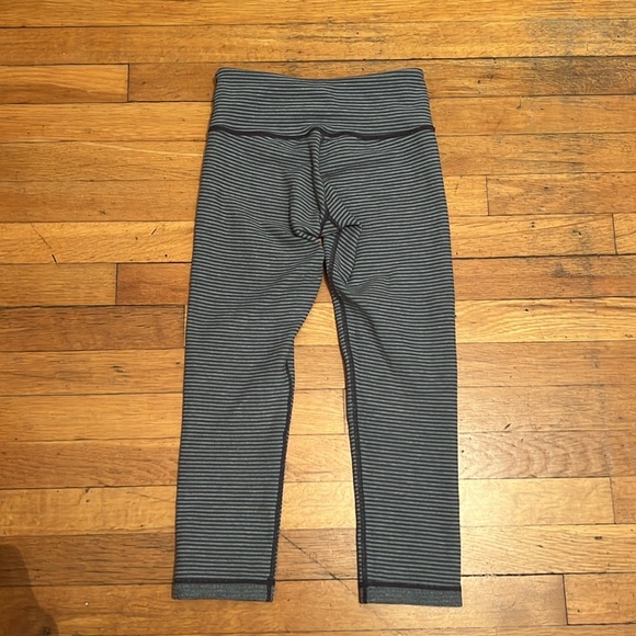 Lululemon Wunder Under Crop Reversible Tights in Grey, size 4 - Picture 12 of 12
